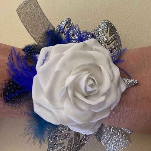 Bracciale floreale da polso con rosa bianca artigianale e nastro argentato, accessorio elegante per cerimonia o matrimonio.