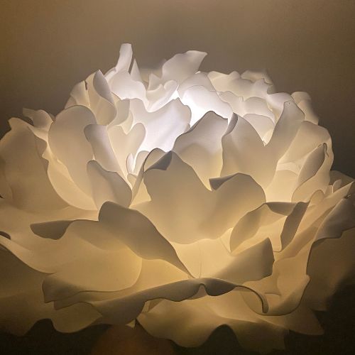 Lampada artistica a forma di peonia gigante in materiale traslucido bianco, scultura floreale luminosa per scenografie d'atmosfera.