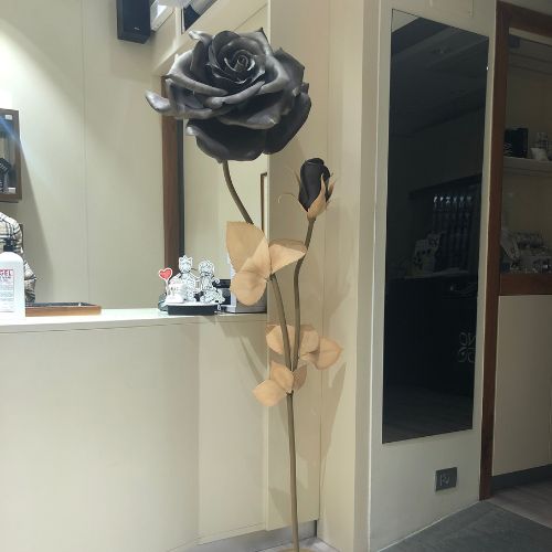 Rosa gigante nera artigianale su lungo stelo con foglie beige, perfetta anche per arredare i tuoi spazi commerciali