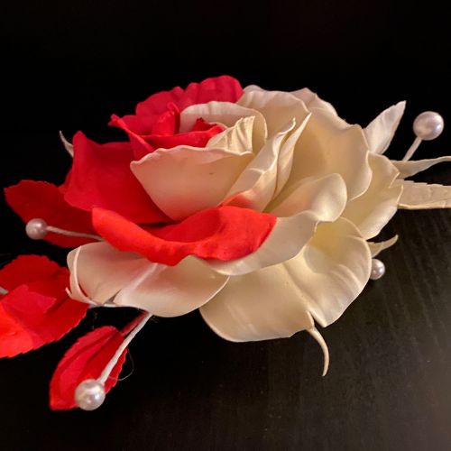 Accessorio floreale bicolore bianco e rosso con petali in tessuto e dettagli di perle su stami bianchi, ispirazione "Alice nel Paese delle Meraviglie".