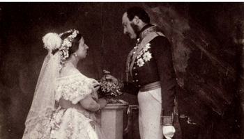 Fotografia storica del matrimonio della Regina Vittoria con il Principe Alberto nel 1840, con la regina in abito da sposa bianco e velo durante la cerimonia.